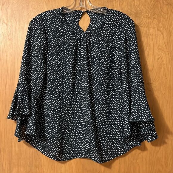 Banana Republic Tops - Beautiful flowing Bannana Republic Blouse